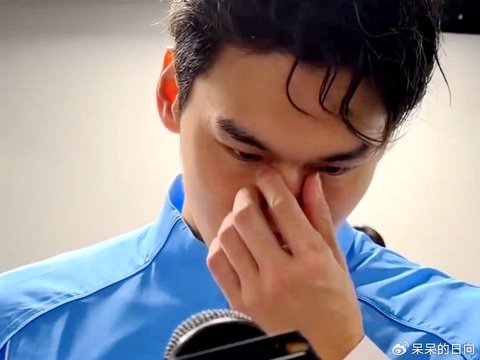 徐嘉余哭了！红着眼眶哽咽喊话嘲笑者：让那些看不起我的人看看我