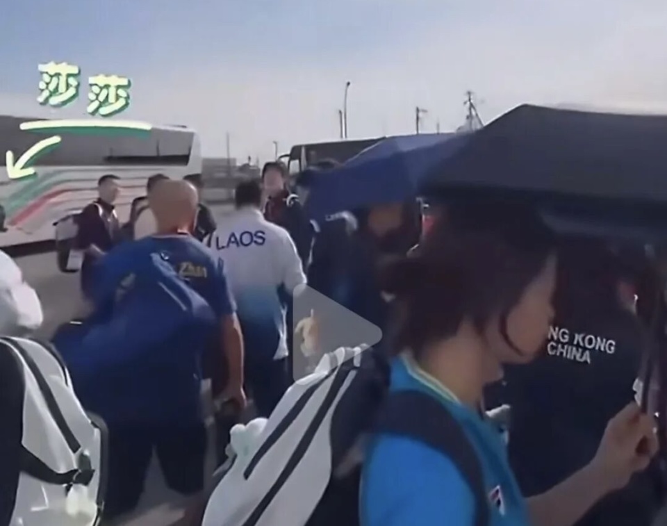 离谱！亚运通勤班车迟到 国乒众将烈日下苦等几十分钟 球迷不满